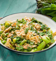 Ensalada de pasta con verduras de primavera