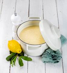 Avgolemono (Griechische Eier-Zitronen-Suppe)