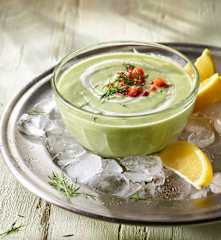 Gurkenkaltschale mit Avocado