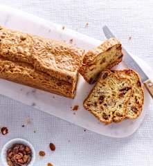 Cake aux chèvre, raisins et noisettes