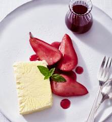 Barolo-Birne mit Honig-Parfait