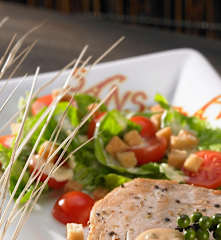 Caesar Salad zu Thunfischsteak mit Pfeffersauce