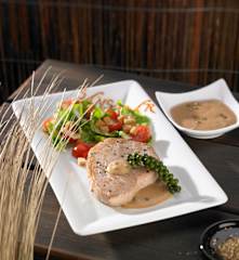 Thunfischsteak mit Pfeffersauce zu Caesar Salad