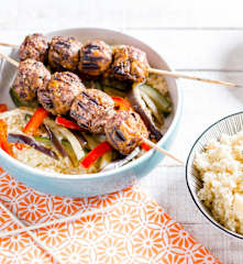 Brochettes de bœuf épicé aux légumes du soleil et boulgour