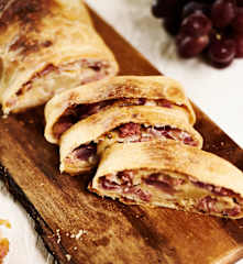 Strudel de salchichas y uvas