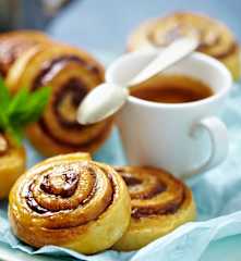 Hefeschnecken mit Sesampaste