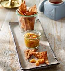 Tortilla-Chips mit Tomaten-Mango-Salsa