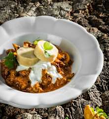 Schwammerlgulasch mit Serviettenknödel