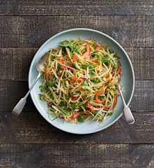 Som tum (Thai green papaya salad)