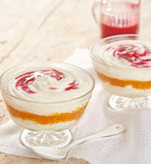 Crémet sur lit d'abricot, coulis de framboises