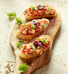 Bruschetta mit Tomate und Mozzarella