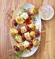 Kartoffel-Spieße mit Chorizo und Feta