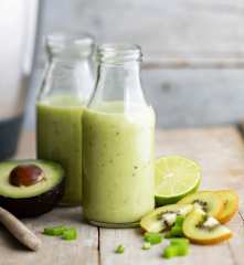 Smoothie kiwi, avocat, citron vert, céleri branche