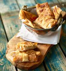 Yufka-Taschen mit Gemüse und Pastırma - Paçanga Böreği