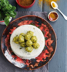 Almôndegas de frango com molho de caril e arroz de agrião
