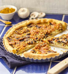 Quiche au poulet, curry et champignons