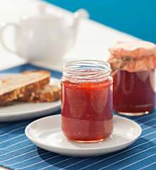 Confettura ai frutti di bosco e tropicali