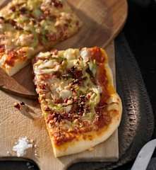 Pizza au fromage et aux lardons