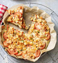 Focaccia serowa z pomidorami