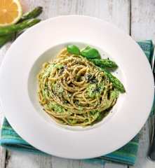 Spaghetti integrali con pesto di asparagi e semi di papavero