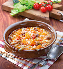 Minestra di orzo con zucca e salsiccia