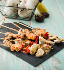 Brochetas de palometa adobada