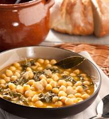 Potaje de garbanzos con bacalao y acelgas