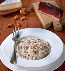 Risotto con queso brie, jamón ahumado y nueces