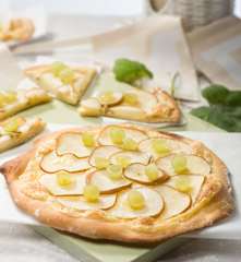 Pizzas blancas de peras con uvas