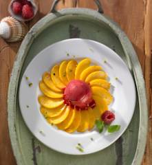 Pfirsich-Carpaccio mit Himbeersorbet