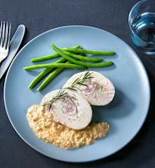 Rollè di tacchino con trittico di salumi e salsa ai funghi