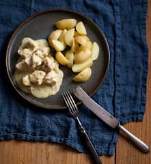 Coelho de fricassé com batata nova