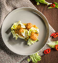 Selleriehirse mit Hühnerbällchen und Endiviensalat