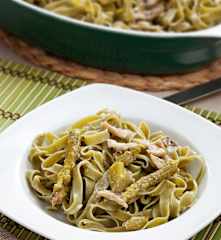 Cintas de espinacas con trigueros y salsa de yogur