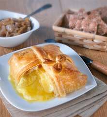 Brie in crosta con cipolle caramellate