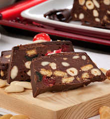 Lingote con frutos secos, pasas y guindas