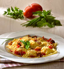 Ravioli di ricotta con sugo di melanzane
