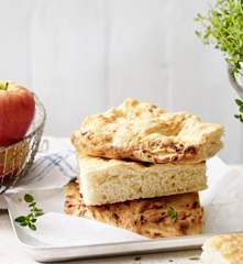Focaccia z jabłkiem i cebulą