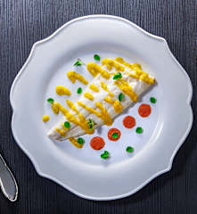 Branzino alle erbe aromatiche con salsa all'arancia