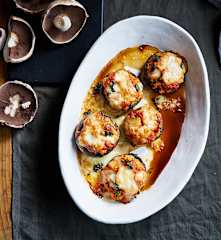 Cogumelos recheados com frango, mozarela e tomate