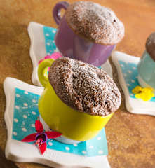 Pastel de chocolate en taza