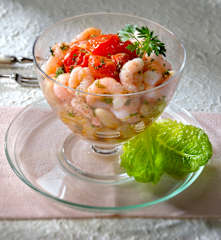 Coppe di gamberi e fagioli cannellini