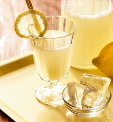 Zitronenlimonade mit Crushed Ice