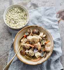 Amêijoas com pescada, camarão e molho de coentros