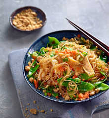 Glasnudelsalat mit Omelettestreifen