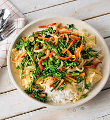 Arroz con huevo y verduras salteadas