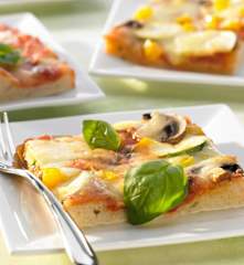 Pizza für 2 Bleche mit Grundsauce und Käse als Belag