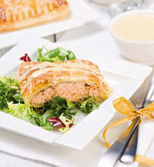 Weihnachtlicher Lachs im Blätterteig mit Joghurtsauce, Salat und Zitronenrisotto