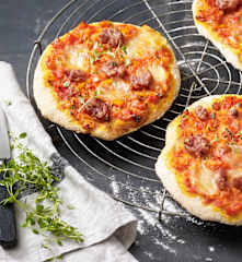 Pizza mit Kamut und Mettwurst