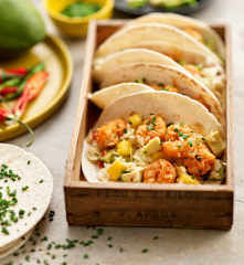 Tacos de camarão e manga